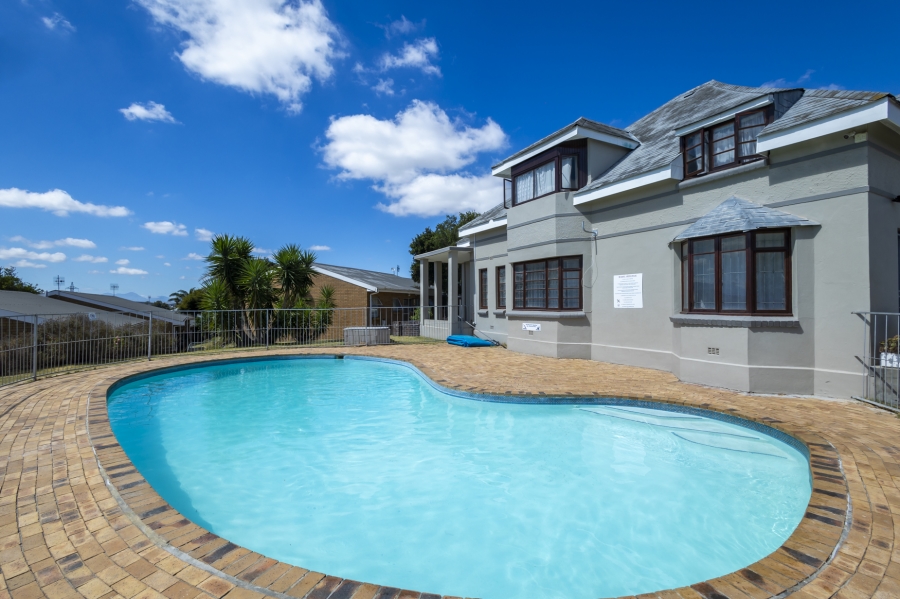 1 Bedroom Property for Sale in Oakglen Western Cape